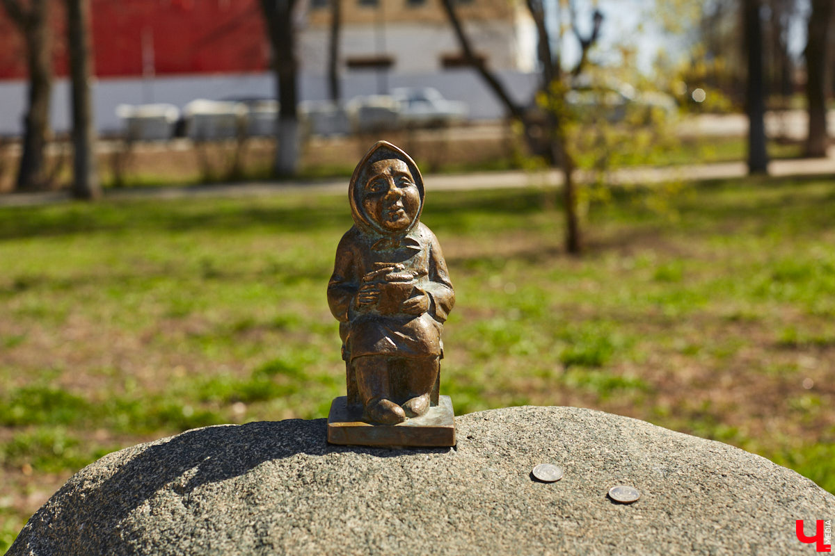 Рейтинг самых больших арт-объектов 33-го региона мы уже составляли, теперь пришло время миниатюрных скульптур, декораторских решений, моделей и инсталляций. Из-за размеров заметить их на улицах города куда сложнее, зато и искать интереснее.